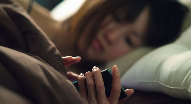 3 Reasons Not to Sleep With Your Phone in the Bed